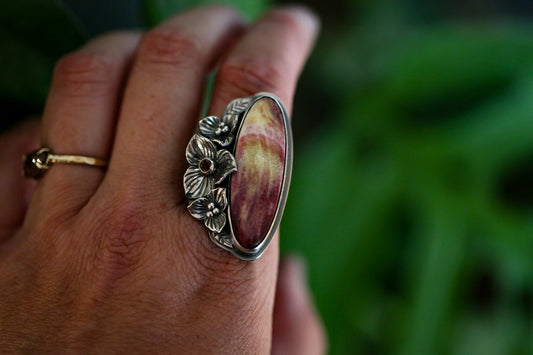 Spiny Oyster Trillium Ring Size 7.75