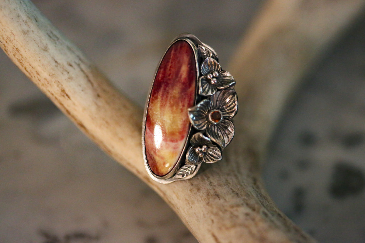 Spiny Oyster Trillium Ring Size 7.75