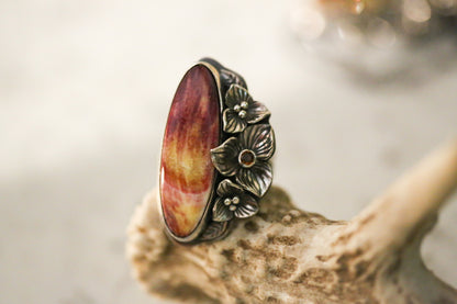 Spiny Oyster Trillium Ring Size 7.75