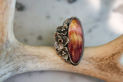 Spiny Oyster Trillium Ring Size 7.75